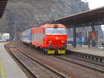 Lok 151 019 mit Werbung eines tschechischen Energieversorgers durchfährt Usti nad Labem hl.