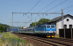 162 038 passierte am 12.06.19 mit einer Leergarnitur den Bahnhof Dobkovice auf dem Gegengleis Richtung Usti nad Labem.