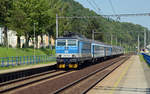 Mit dem R 683 nach Praha rollte 162 013 am 12.06.19 durch Dobkovice Richtung Usti nad Labem. 