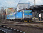 Die Lok 162 037 der Tschechischen Bhnen fährt mit einem Schnellzug Decin - Praha in Kralupy nad Vltavou ein.