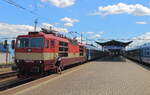 Retro 162 002 von Ceske Budejovice, kurz vor Abfahrt gen Plzen. Dabei wurde vom Fahrdienstleiter noch der Fahrplan ausgehändigt. Aufgenommen am 22.06.2024 in Ceske Budejovice