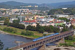 162 097 schob am 31.08.24 die Os 6412 aus Lysa nad Labem kommend über die Labebrücke in Usti n.L. Richtung zapad. Fotografiert von der Vetruse.