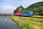 Die 163 255-3 fährt in Usti nad Labem unterhalb Burg Schreckenstein mit einem Hackschnitzelzug elbabwärts.Bild 28.6.2017
