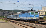 Während 163 079 mit ihrer Os nach Usti n.L. Zapad den Bahnhof Usti n.L. Strekov verlässt kommt aus Richtung Decin ein weiterer Knödel heran. Fotografiert am 14.06.19.