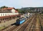 163 030-0 zu sehen mit einem Autozug am 17.07.22 in Ústí nad Labem-Střekov. Foto entstand von der Fußgängerbrücke!