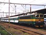 163 061-5 mit Os 5061 Kolin-Pardubice Hlavni auf Bahnhof Kolin am 13-8-2005.