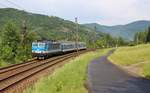 163 097-9 mit Os 6456 zu sehen am 23.05.18 bei Sebuzín.