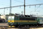 163 079 im Bahnhof Chomutov, 08.06.07   Die Hemmschuhe wurden in diesem Fall gleich mal durch  handelsbliche  Holzkeile ersetzt.