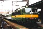 163 034-2 mit Zug Praha Masarykovo-Ceska Trbora auf Bahnhof Praha-Masarykovo am 8-5-1995.