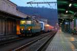 163 012-8 und ein  City Elefant  stehen am 20.11.2010 im Bahnhof Decin.