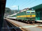 163 073 hat soeben den Pantograph heruntergelassen und wartet mit ihrem Zug auf den nächsten Einsatz - Decin (Tetschen-Bodenbach) 07.07.2004  