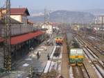 Um in den R 715 nach Kolin einzusteigen, müssen die Reisenden das Gleis auf dem 830 224 nach Decin (Bodenbach) steht, überqueren - Usti nad Labem Strekov (Aussig an der Elbe -