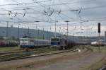 Währendessen 163 094 - 6 noch auf die Bereitstellung nach Lysa nad Labem wartet, paassiert 753 718-6 mit einem langen Kesselwagenzug den Bahnhof Usti nad Laben zapad.