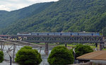 Der InKarta-Werbeknödel führte am 14.06.16 eine Os von Usti nad Labem Zapad nach Lysa nad Labem. Hier zieht sie ihren Zug über die Labe. Fotografiert vom Bahnsteig aus.