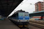 R 609 von Cheb nach Prag mit der 362 084 Abfahrbereit am Bahnsteig in Cheb.