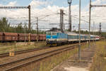 362 129-9 mit dem Schnellzug von Prag nach Cheb, aufgenommen bei der Einfahrt in Nove Sedlo u Lokte.