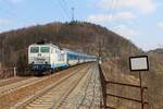 362 081-2 als R 614 zu sehen am 28.03.22 in Královské Poříčí mit den neuen interJet Waggons.