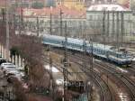 362 173-7 fhrt mi einem Personenzug nun gleich durch den Tunnel in Richtung des Prager Hauptbahnhofs. Gesehen am 18. Februar 2013.