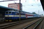 362 053-1 steht am 24.August 2013 mit einem Schnellzug nach Prag in Cheb.