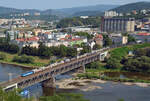 363 217 der CD Cargo schleppte am 31.08.24 einen STVA-Autozug über die Labebrücke in Usti n.L. in Richtung Zapad. Von der Vetruse aus fotografiert.