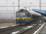 18.2.2011 12:12 ČD 363 061-3 mit einem Schnellzug (R) nach Praha hl.n. bei der Ausfahrt aus dem Bahnhof Cheb.