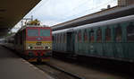 Eine Knödelpresse 371 005-0  Pepin  vor einem Schnellzug in Praha Smichow, rechts im Bild die Wagen des Dampfsonderzuges. 