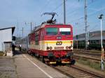 371 001 hat in Bad Schandau den EC 171 Berlin-Budapest zur Weiterfahrt auf tschechischem Gebiet bernommen. (07.09.2003)
