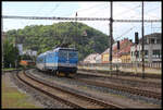 CD 371004-3 fährt auf dem zu den Bahnsteigen freien Durchfahrtgleis mit dem Schnellzug Krosnohor nach Prag am 6.6.2024 um 16.42 Uhr durch den Bahnhof Kralupy nad Vlatavou.