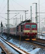 371 004-3 kommt mit dem EC 174 von Budapest-Keleti am 30.01.2014 durch Dresden Reick gefahren. Neben der Systemtrennstelle von DB und ČD gibt es auf den Ferngleisen, in Reick, seit Mitte Januar einen neuen  Bügel ab  Abschnitt. 