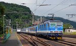 371 001 erreicht mit dem EC 379 aus Kiel am 14.06.16 Decin. Zum Aufnahmezeitpunkt hatte der Zug eine Verspätung von 50 Minuten. Im Hintergrund wartet 186 435 der IDS Cargo auf Ausfahrt Richtung Bad Schandau.