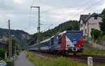 371 201 bespannte am 12.06.16 den EC 170 von Prag nach Dresden. Hier durcheilt der Tschechien-Knödel am Abend Stadt Wehlen.