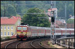 CD 372006-7 ist hier mit einem Eurocity in Richtung Tschechien am 2.6.2007 im Elbtal in Königstein unterwegs.