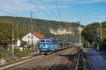 CD Cargo 372 008 fuhr mit einem Autozug nach Falkenberg(Elster) am 09.10.2024 durch das idyllische Örtchen Stadt Wehlen in der sächsischen Schweiz.