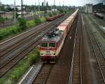 372 006 der CD durchfhrt am 29.Juli 2011 mit einem Containerzug den Gterbahnhof Engelsdorf Richtung Schnefeld.