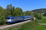 Der REX 1542  Anton Bruckner  von Linz Hbf nach Praha-Holešovice wurde am 20. April 2019 von der 380 005 bespannt. Bei Luftenberg an der Donau sind erst wenige Kilometer der Reise absolviert und der Anstieg der Strecke in zahlreichen Kehren in Richtung Mühlviertel und Böhmerwald beginnt. 