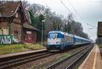 380 020 fährt am 12.01.2018 mit einem Reisezug durch die Haltestelle Bratislava Zelezna studienka.