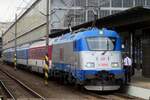 Am 12 Juni 2022 steht 380 018 mit ein kurzer Rychlyk nach Zilina abfahrtbereit in Praha hl.n.