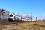 Die ČD 380 011 (mit ČD Nostalgie Werbung) mit dem EC278 von Budapest nach Praha (Prag) kurz nach Trnovec nad Váhom.