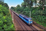 Unterhalb der Eierwegbrücke in Halle Südstadt zieht 7383 007-2  Quer durch Europa  (Siemens Vectron) als Umleiter leere Rungenwagen Richtung Angersdorf.