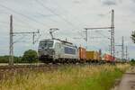 383 411-6 METRANS mit Containerzug in Dedensen Gümmer, am 06.07.2024.