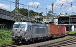 METRANS a.s., Praha [CZ] mit ihrer  383 423-1  [NVR-Nummer: 91 54 7383 423-1 CZ-MT] verlässt mit einem Containerzug den Hamburger Hafen am 19.07.24 Höhe Bahnhof Hamburg Harburg.