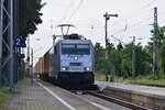 386 006 zieht einen Containerzug durch Königsborn in Richtung Magdeburg.