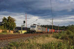 Metrans 386 005 mit einem Containerzug aus Tschechien am 10.10.2024 bei Oberau Richtung Kottewitz.