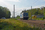 Am 05.10.23 rollte 388 012 der CD Cargo Lz durch Marxdorf Richtung Falkenberg(E) und passiert dabei einen am Bahnübergang wartenden Rettungswagen im Einsatz.
