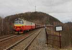 230 091-1 und 230 061-4 fuhren am 31.12.22 mit einem Kohlenzug durch Královské Poříčí nach Plzen.