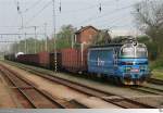 230 090-3 der CD-Cargo wartet mit einem Gterzug in einem Bahnhof auf der Strecke Budweis - Pilsen.