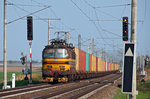 230 003 fährt mit Containern kurz nach Lanzhot in Richtung Breclav. Die Aufnahme entstand am 19.04.2011.