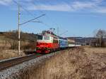 Die 242 213 mit einem Os nach Klatovy am 27.02.2017 unterwegs bei Točník.