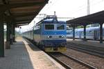 CD 242 272-3 fährt am 24.August 2019 mit dem Os 4910 (Vranovice - Zd'ar nad Sazavou) in den Bahnhof Tisnov ein.