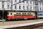 Einfahrt einer BR 242 in den Bahnhof Brno hn. l. Das Foto wurde vom Bahnsteig aus aufgenommen. Brno, 12.6.2023